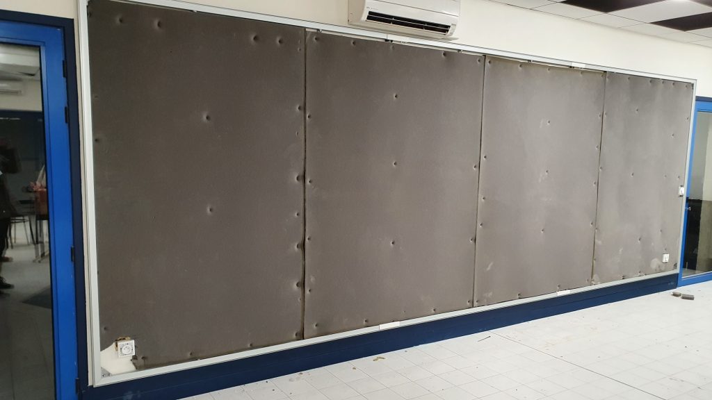 ajout de la mousse acoustique dans le cadre décoratif