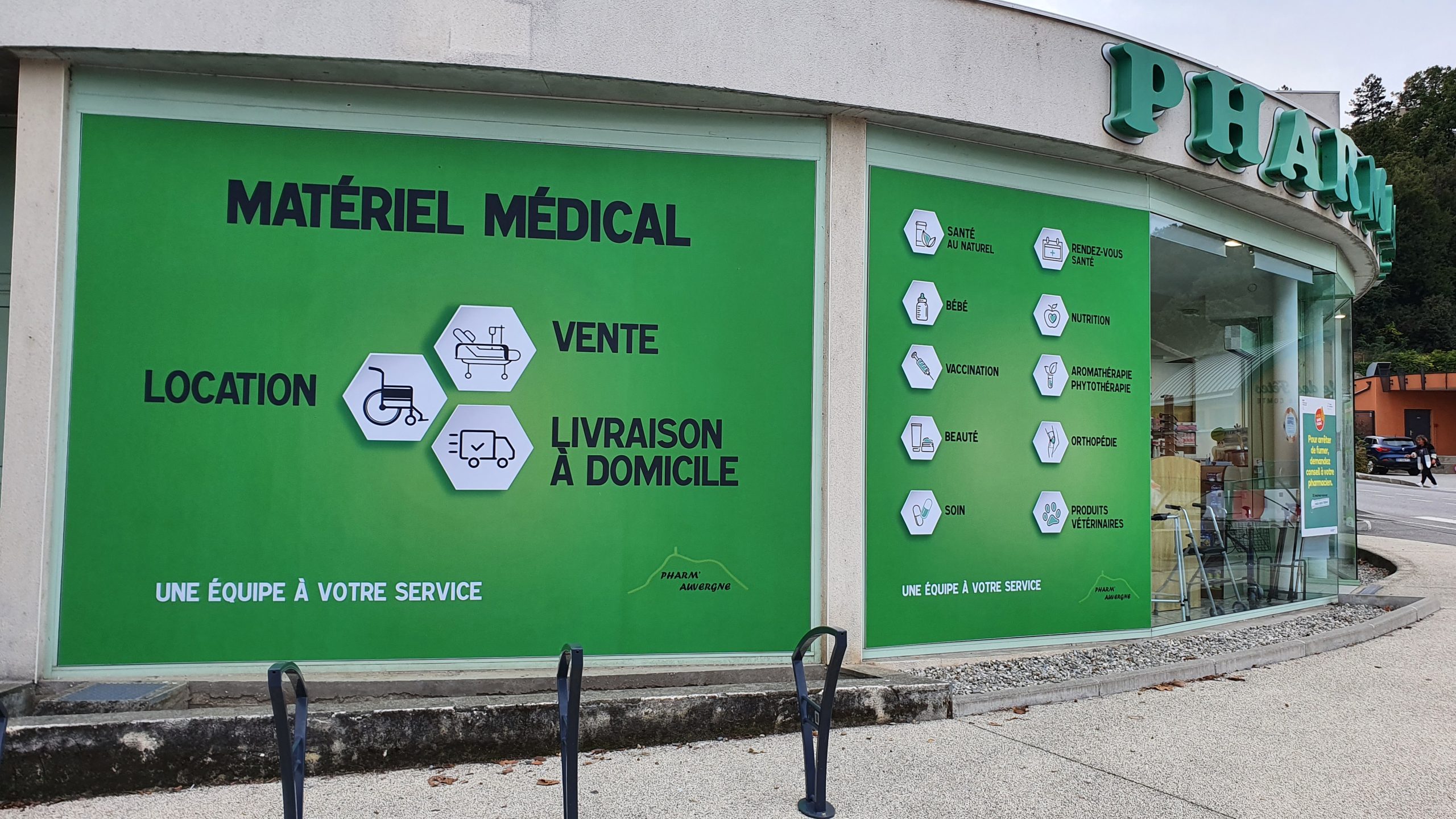 Cover vitrine dans une pharmacie Pharm'Auvergne